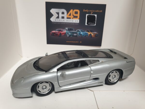Jaguar XJ 220