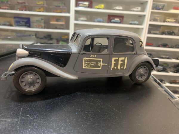 Citroen Traction FFI Champion