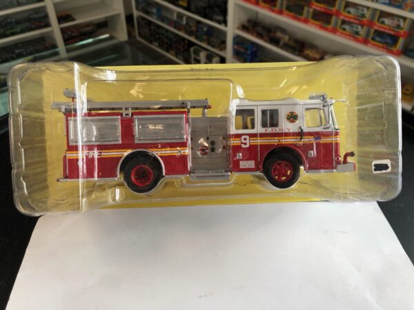 Miniature Camion de Pompiers De New York Seagrave Marauder 1/43