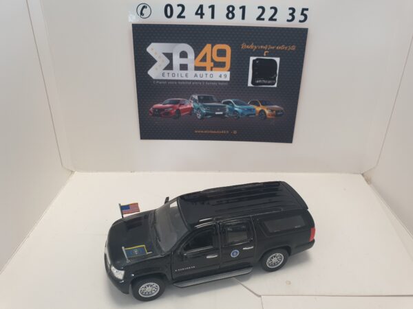 Luxury Die Cast USA 1/43 - Chevrolet Suburban Presidential USA 2009 2010