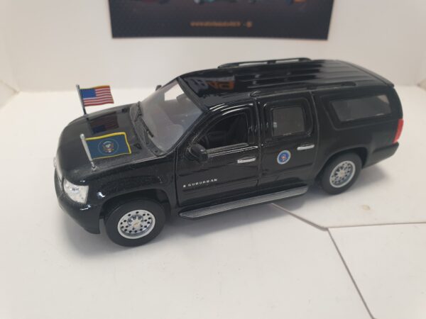 Luxury Die Cast USA 1/43 - Chevrolet Suburban Presidential USA 2009 2010 – Image 2