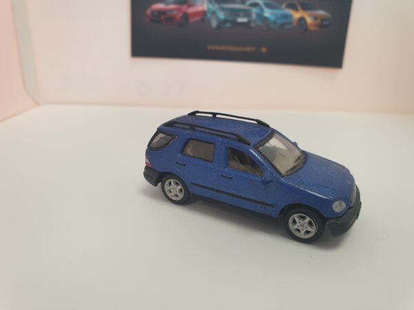 Mercedes ML Bleu 1/72 – Image 3