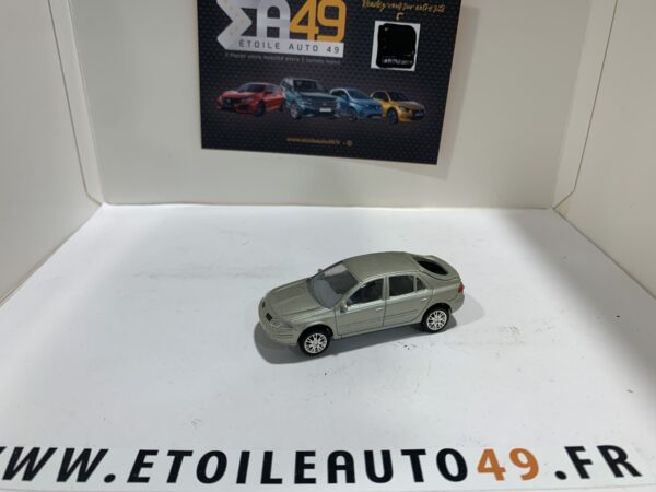 Renault Laguna grise 1/64