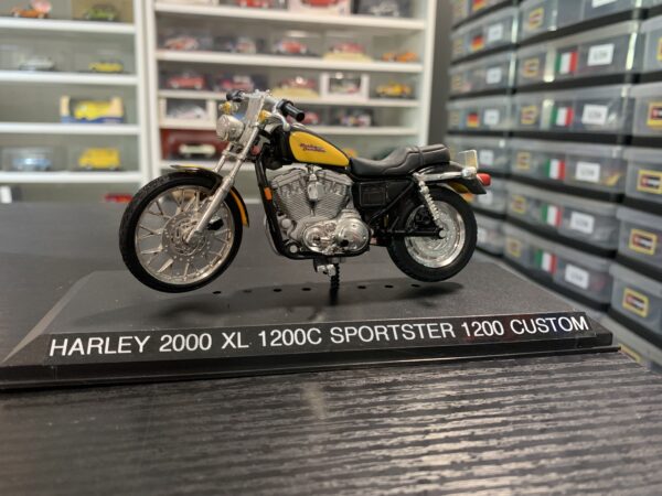 Harley 2000 XL 1200C Sportster 1200 Custom 1/18