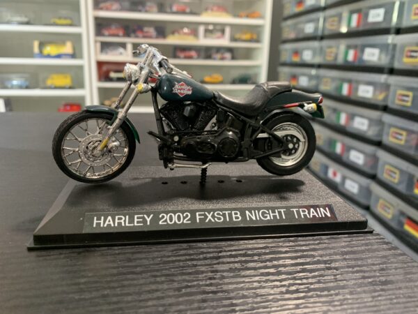 Harley 2002 FXSTB Night Train 1/18