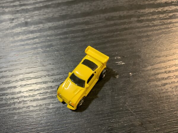 Micro Machines Galoob Hasbro 2004 Voiture de course Jaune – Image 2