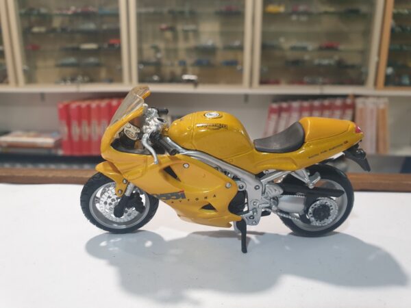 Triumph 955i  Daytona 1998 1/18 – Image 2