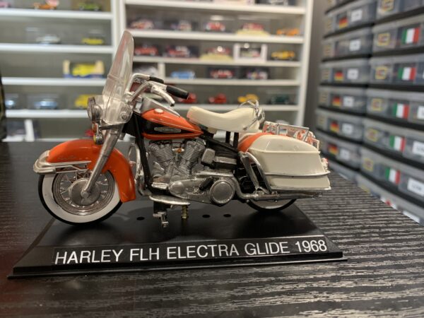 Harley FLH Electra Glide 1968 1/18