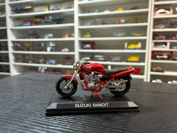 Suzuki Bandit 1/18