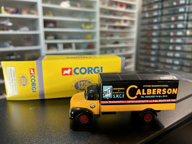 Camion Leyland Comet Box Van 1/64