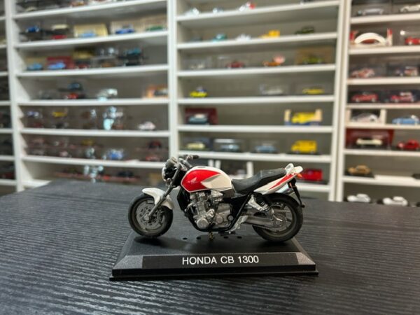 Honda CB 1300 1/18