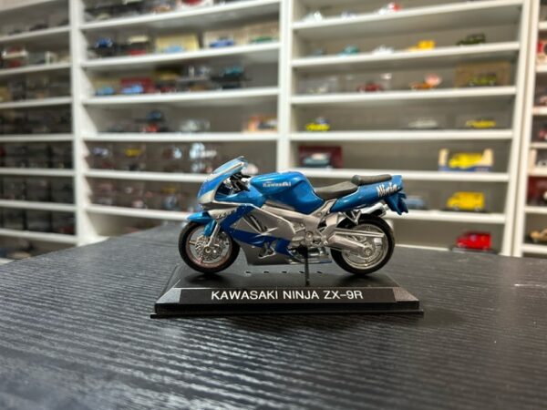 Kawasaki Ninja ZX-9R 1/18