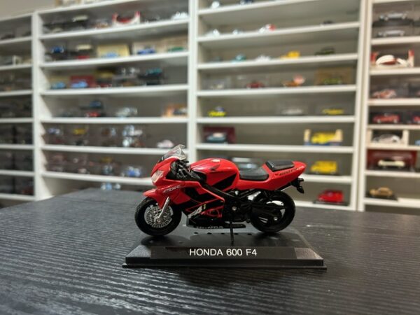 Honda 600 F4 1/18