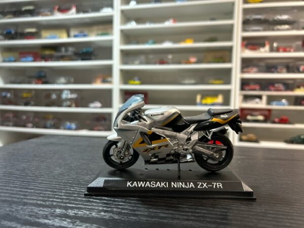 Kawasaki Ninja ZX-7R 1/18