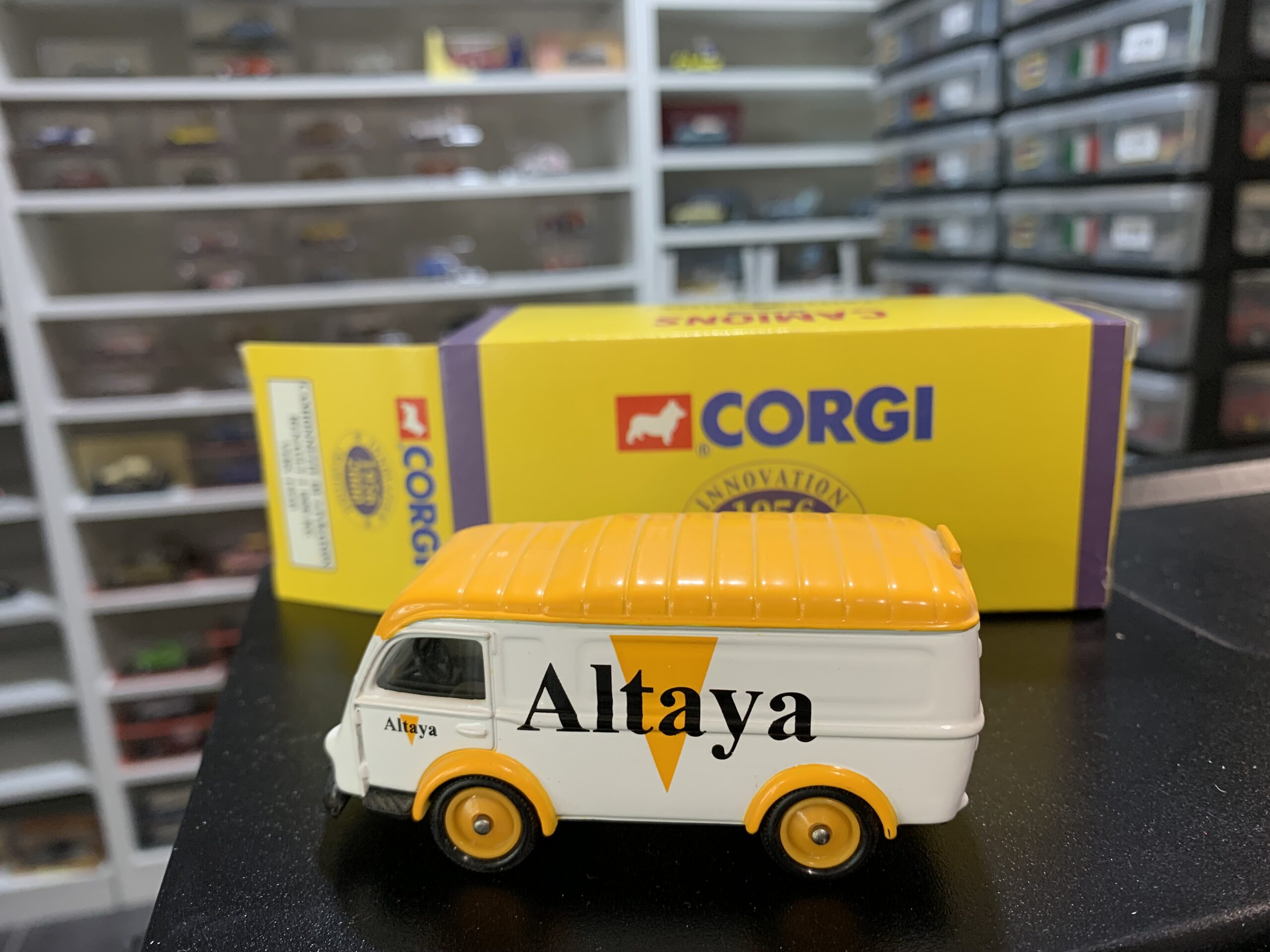Camionnette Renault 1000 Kg Altaya Corgi 1/55