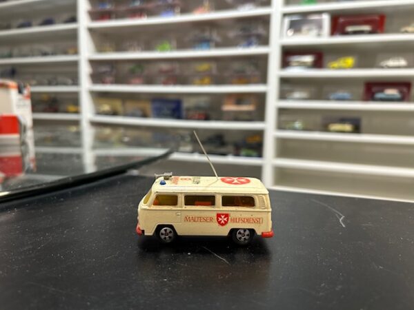 VW Bus 302 0211 0216 Malteser Hilfsdients Siku 1/60