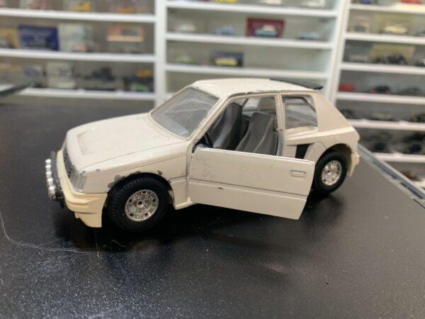 Peugeot 205 Turbo 16 Burago 1/24