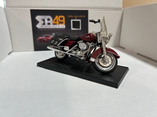 Harley Davidson FLHRCI Road King Classic 1/18 – Image 3