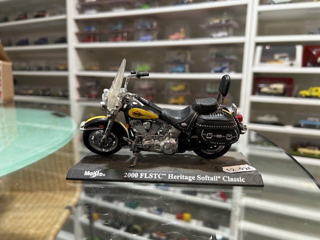 Harley 2000 FLSTC Heritage Softail Classic 1/18