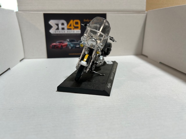 Harley 2000 FLSTC Heritage Softail Classic 1/18 – Image 2