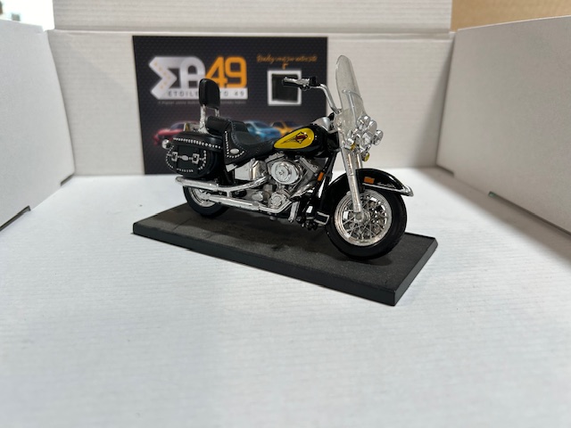 Harley 2000 FLSTC Heritage Softail Classic 1/18 – Image 3