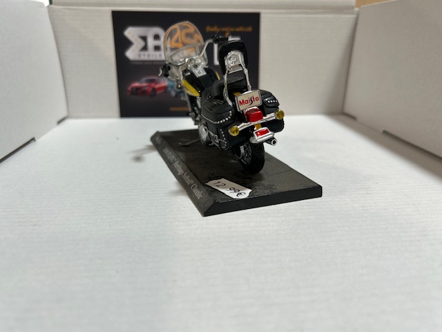 Harley 2000 FLSTC Heritage Softail Classic 1/18 – Image 4