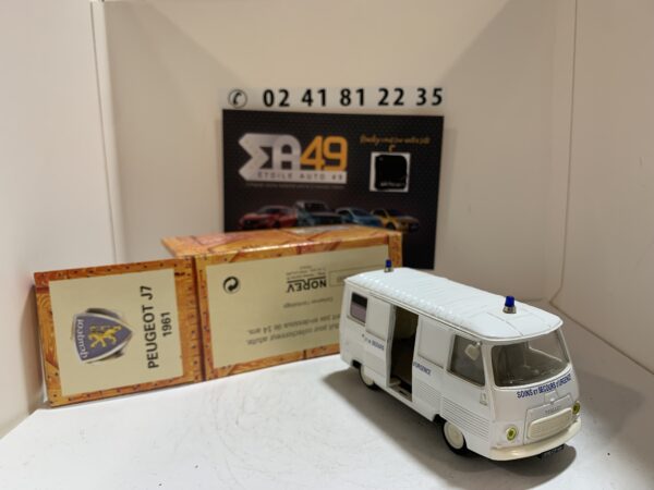 Peugeot J7 1961 Ambulance Norev 1/43 – Image 2