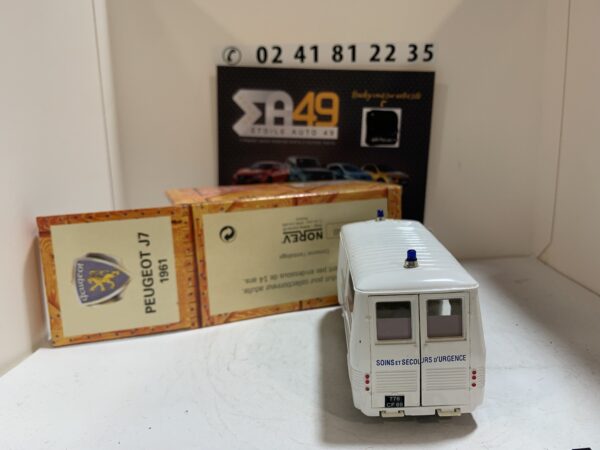 Peugeot J7 1961 Ambulance Norev 1/43 – Image 3