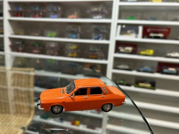 Renault R12 Orange Norev 1/43