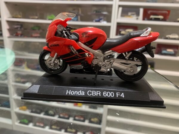 Honda CBR 600 F4 1/18