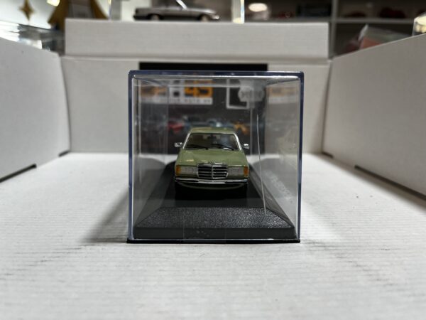 Mercedes-Benz 230 E 1/43 – Image 2