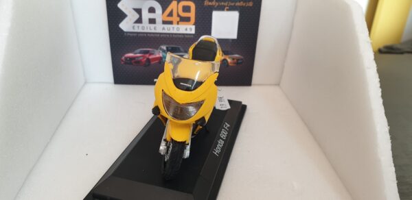 Honda CBR 600 F4 1/18 – Image 2