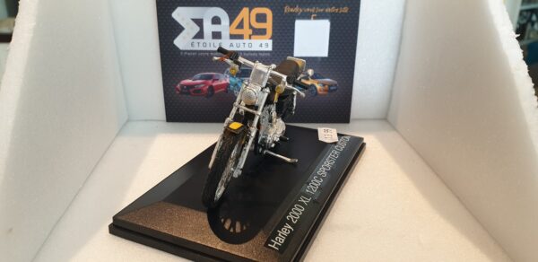 Harley 2000 XL 1200C Sportster Custom 1/18 – Image 2