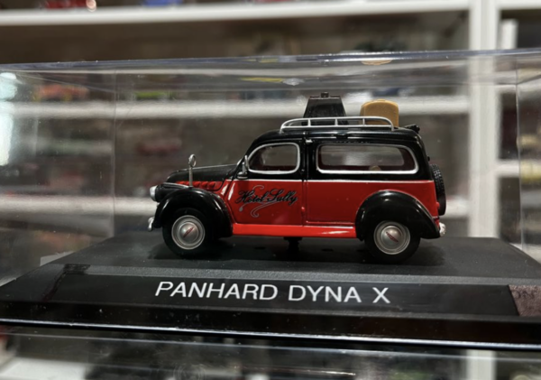 Panhard Dyna X Rouge et Noir 1/43