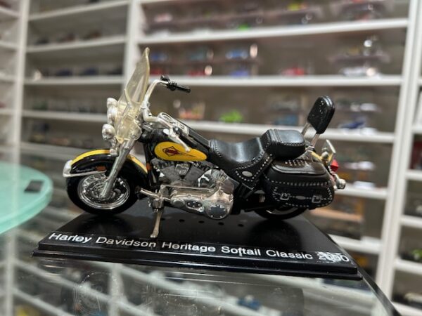 Harley Davidson Heritage Softail Classic 2000 1/18 Maisto