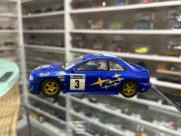 Subaru Impreza WRC bleue voiture de circuit
