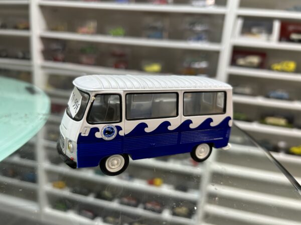 Peugeot J7 A la Baleine Eligor 1/43