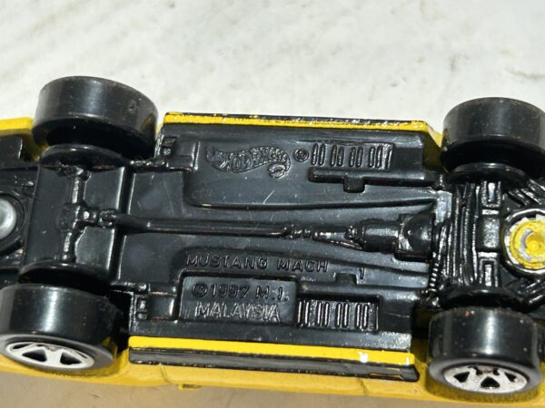 Mustang Match 1997 Hot Wheels 1/64 – Image 4