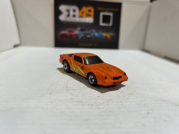 Hot Wheels Chevrolet Camaro Z28 1982 1/64 – Image 2