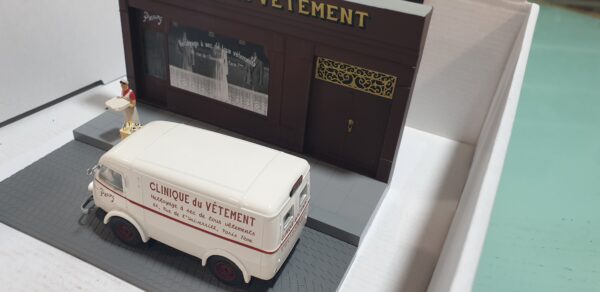 Diorama Renault 1000KG 206E Clinique du Vêtement 1/43 – Image 2