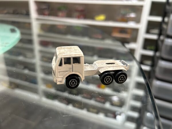 Majorette Camion Mercedes Blanc 1/100