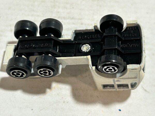 Majorette Camion Mercedes Blanc 1/100 – Image 4