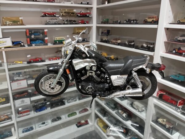 Moto Yamaha Vmax 1200 Roadrider 1/12
