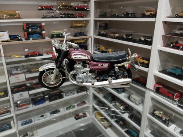 Moto Suzuki GT750 Polistil 1/15 entière