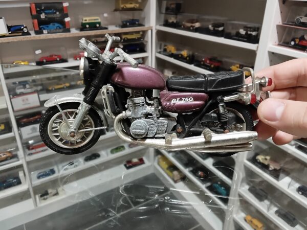Moto Suzuki GT 750 Polistil 1/15 Manque clignotant avant gauche