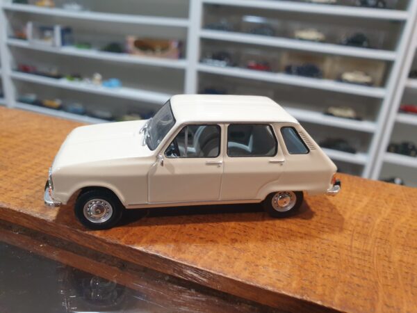 RENAULT 6 1/43