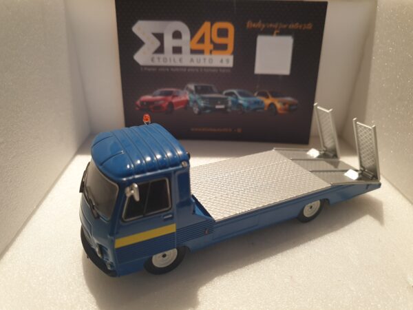 Peugeot J7  dépanneuse Heuliez 1/43 ( manque 1 girophare )