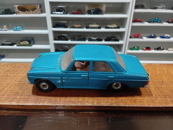 Mercedes-Benz 240 D Corgi 1/36