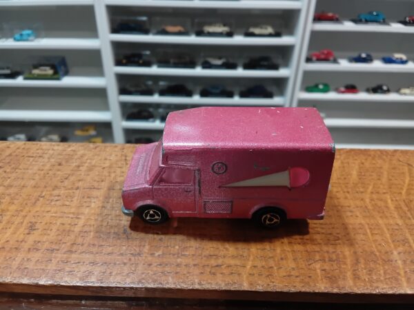 Fourgon de glaces rose n°224-259 Majorette 1/67