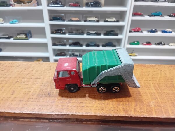 Camion de poubelle Bernard Majorette 1/100